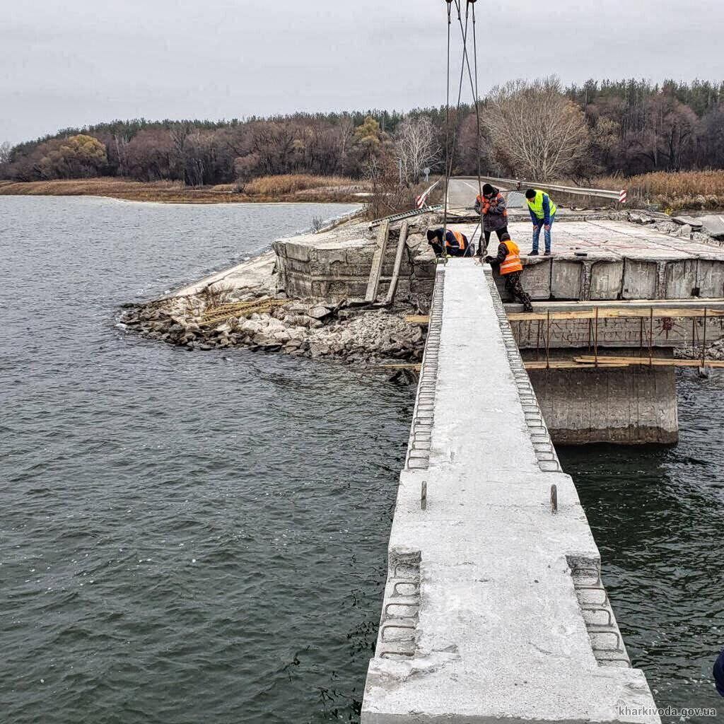 Зруйнований міст відновлюють на Печенізькому водосховищі. Фото Харківської обласної військової адміністрації)